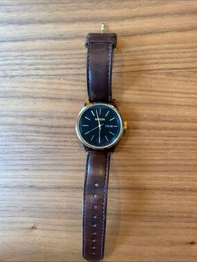 Nixon Sentry Luxe Men’s Watch: Brown Leather Strap with Gold Case and Black Dial